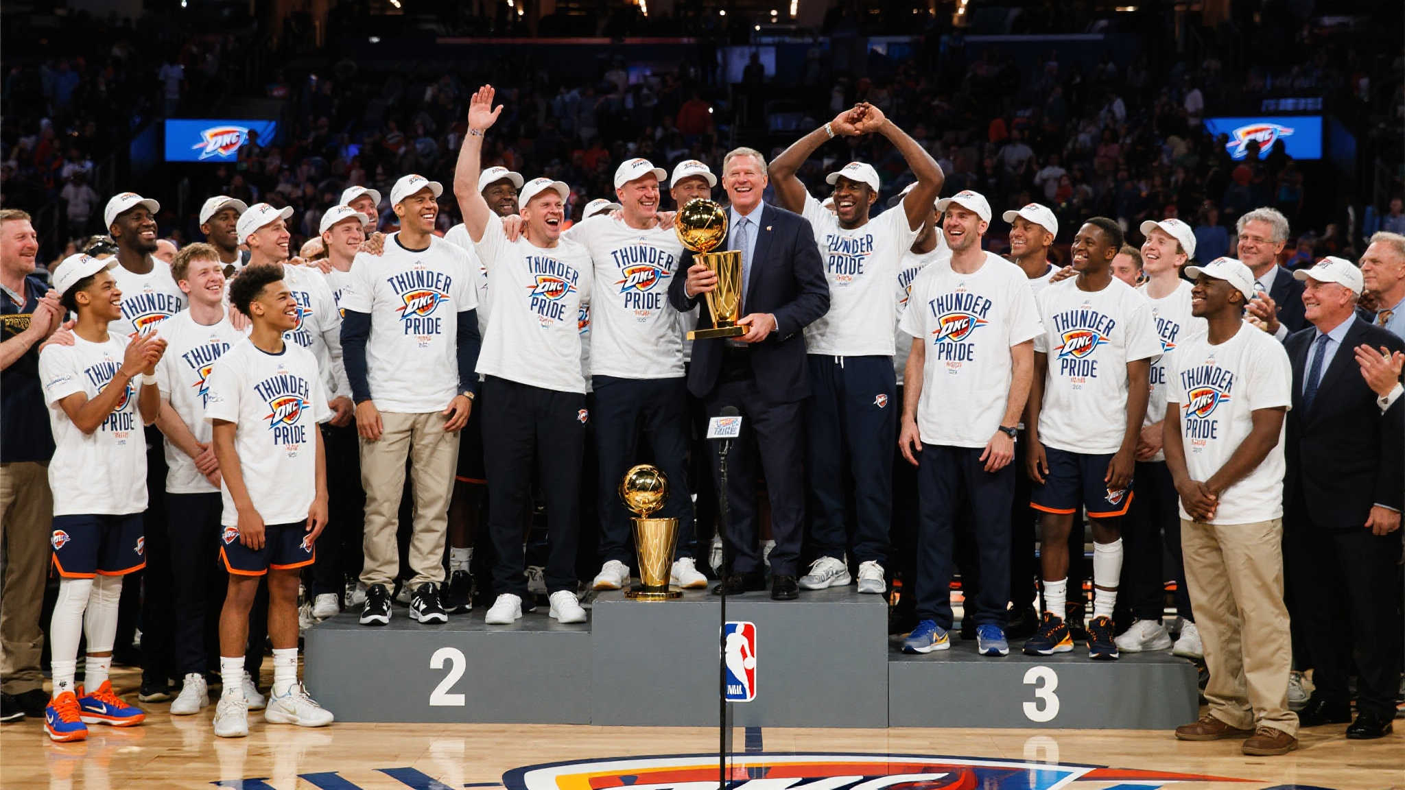 巅峰时刻!雷霆众将携手老板共举总冠军奖杯 巅峰时刻!雷霆众将携手老板共举总冠军奖杯